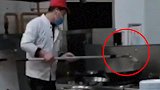 高校回应食堂员工锅里洗拖把：涉事商户停业整顿 罚款1万！