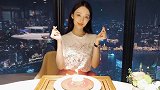 吉娜晒庆生照感谢大家祝福 比心歪头微笑很甜美