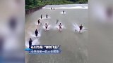 不看两遍算我输！众人捞鱼演绎御剑飞行 网友：恍惚是隐世修真派