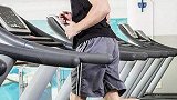 视频公司-牛人跑步速度惊人 你考虑过跑步机的感受吗