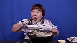 大姐吃牛肉香菇煲，大口吃才带劲
