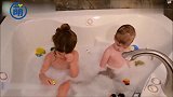 漂亮的俩宝宝一起洗澡，美美哒