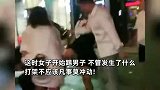男子拽女生头发按倒在地，多位路过女生劝阻：你打一个女孩子干嘛？