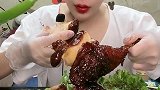 手枪腿搭配青椒吃得津津有味的