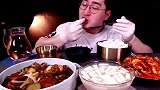 韩国帅哥吃蒸鸡肉，配泡菜吃着很能下饭
