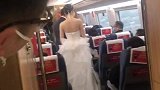 动车变婚车新郎新娘给乘客发喜糖