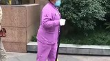 保洁阿姨穿着滑轮鞋进行工作