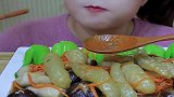 越南土豪美女吃一大盘尖刺海参