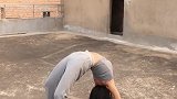 户外下腰表演精彩好看，姑娘的才艺值得点赞！