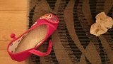 宁波网友酒店床底发现一只绣花鞋受惊吓 酒店：前一位顾客遗落