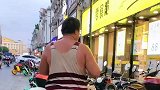 男子连着喝放在电动车上的水，离开视线的水需多留意