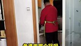 男子给生病的妻子做饭，妻子连人带床搬到厨房门口指导
