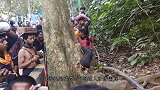 村庄突然出现“神秘生物”，村民上前围观，专家：赶快撤离
