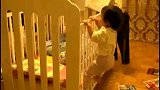 我好不容易爬上小床，你们又跑大床上去玩了