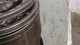 男子在楼梯间抽完烟，返回车间看见机器在闪灯