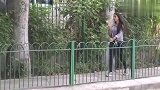 国外爆笑街头恶搞，小伙扮雕像吓路人，看着真好笑