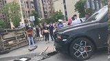 面包车逆行撞向劳斯莱斯，谁的责任一目了然
