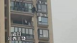 男子入室盗窃被发现，攀在高层阳台外一天一夜