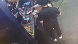 一对黑龙江男女自带蟑螂来青岛旅游，吃饭时把蟑螂放进菜里敲诈 青岛 旅游