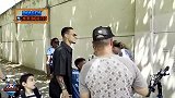 不舍！安东尼与贝蒂斯球迷亲切合影，租借期间9球5助