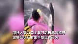 理想车主泼水节遭路人语音唤醒车门泼水，关门后再次拉开：已送修