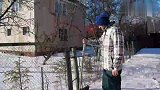 小正太开着玩具车去铲雪，真好玩！