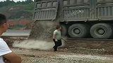 重卡百吨王卸车过程，一般人还不敢操作！