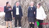 校园下乡记：老师带同学玩躲猫猫，小楠藏玉米秸垛睡着了，真逗