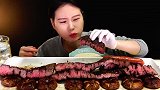 小姐姐一个人吃一大盘牛排，配上香菇和腌黄瓜，味道太好了