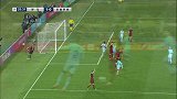科拉罗夫快马杀入禁区 皮克大长腿铲抢太关键