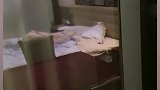 女子住酒店两天没开窗，退房拉开窗帘一看惊呆：隔帘就是会议室