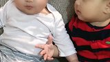 哥哥看妹妹的小眼神，满满的都是爱
