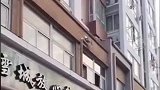 男童爬出窗户，众人合力救下