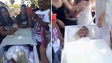 多米尼加：女子躺在棺材里排练自己的葬礼，称“梦想成真”