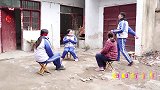 小伙伴玩“丢手绢”，输了表演节目，如花老师的武术表演太逗了