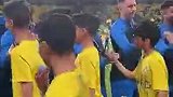 利雅得U13夺冠庆祝仪式 迷你罗领衔出场但没和老爸握手