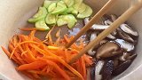 用砂锅做韩式拌饭，没想到这么好吃，一大锅不够吃