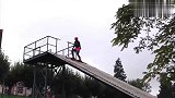 国外搞笑失误视频集锦,这就是自由飞翔的感觉,不过掉下去就惨了