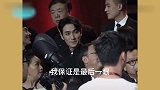 朱一龙在线追星！再三回眸看偶像葛优，像极了屏幕前的你和我