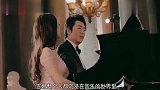 吉娜正专心唱歌,有谁注意郎朗的手在干嘛吓得吉娜一把推开!