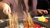 妮儿花了两个小时，去了一家串店，装修风格有意思，串也不错，鸳鸯锅司机大哥带我吃 我怎么这么有品 美食