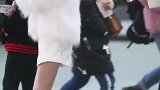 街拍被姑娘闺蜜发现了，我想说这么冷的天姑娘你不冷么