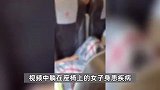 女子躺座椅上不起致航班延误2小时，自称病情严重，目击者：她买了两个座