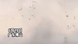 龙卷风突袭广东佛山，卷起大量铁皮和碎屑