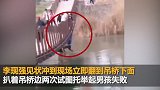 男孩坠河男子飞奔跳下三次托举救人 事后怕妻子担心撒谎