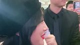 机场偶遇演员秦岚，快50岁的她丝毫看不出来，这也太接地气了！