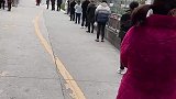 他看见我了，该不会打我吧，这个人真的太潮了