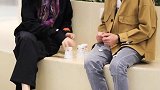 小哥猜对后很开心，却没想到另外杯子里有更多
