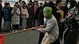 真体育生！拔河比赛绳子被当场拔断 人仰马翻