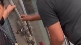 夫妻俩劈锁链开门，总感觉哪里不对劲